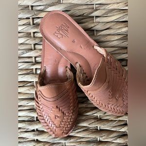 Espiritu Slip Ons, Size 8